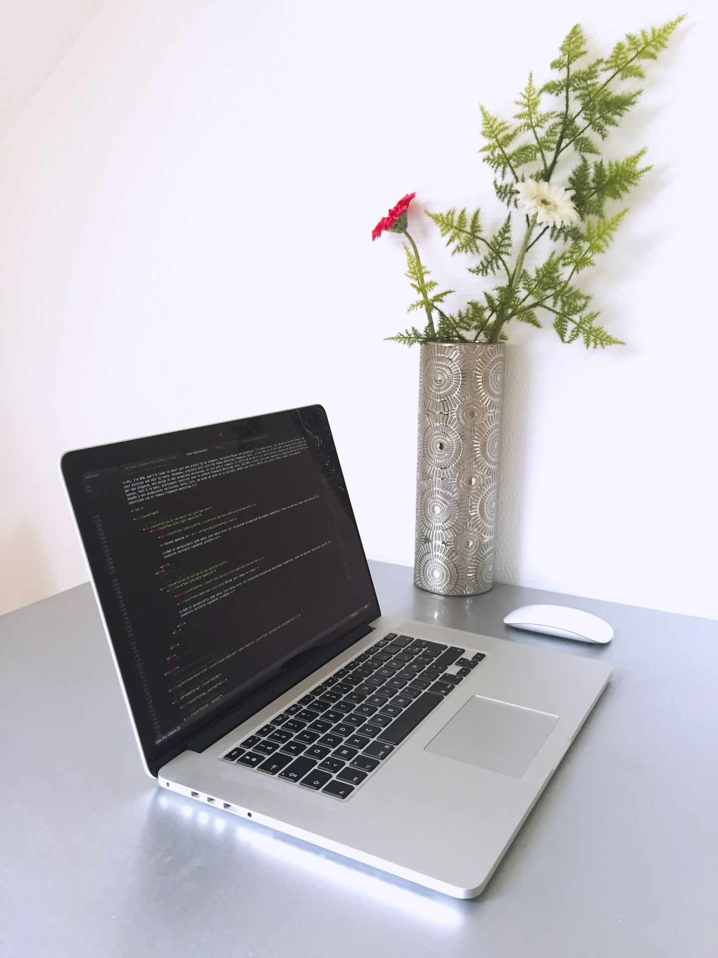 Un MacBook dans un espace de travail personnel