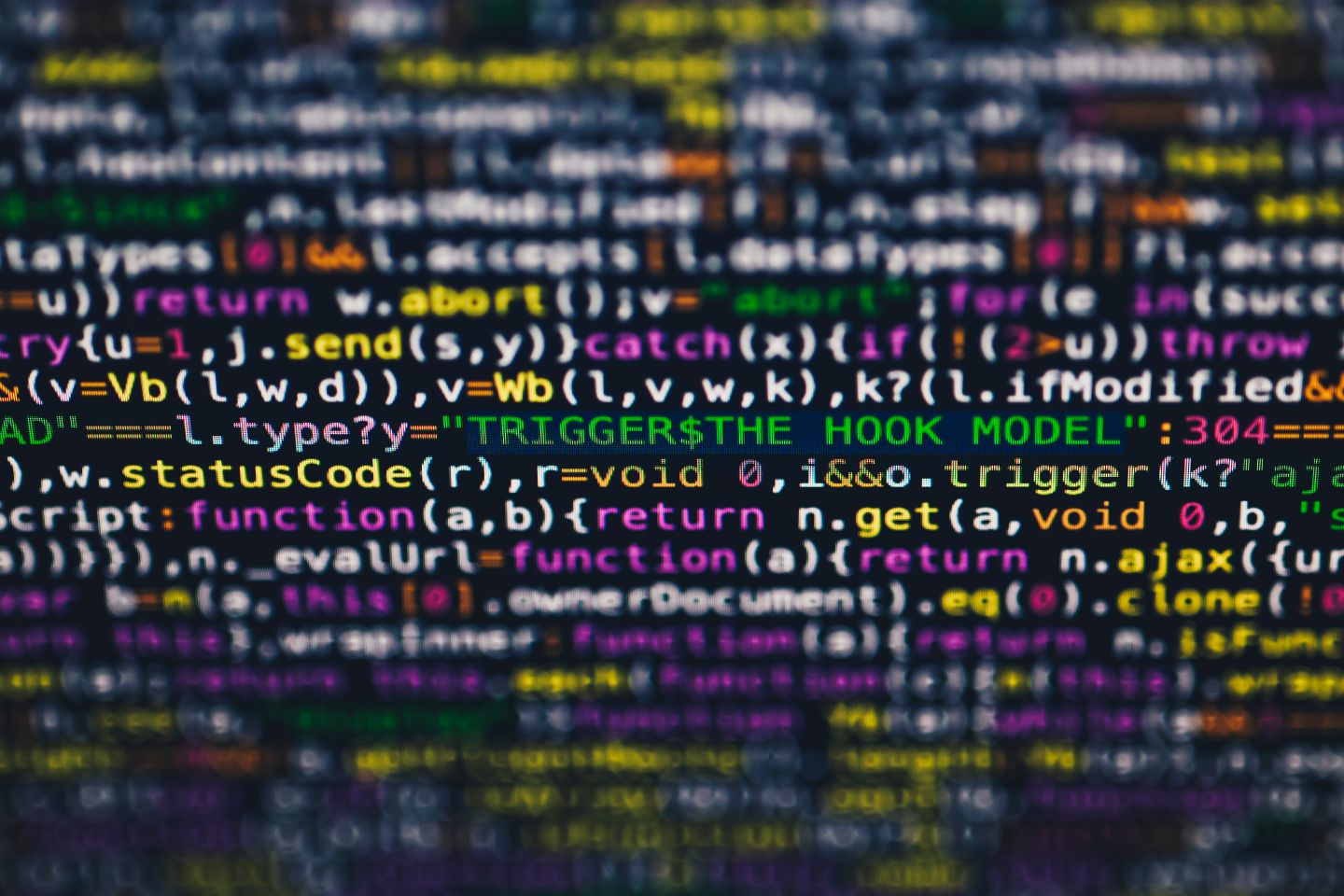 Lignes de code colorées sur un écran ; illustration générique des paramètres d’un logiciel