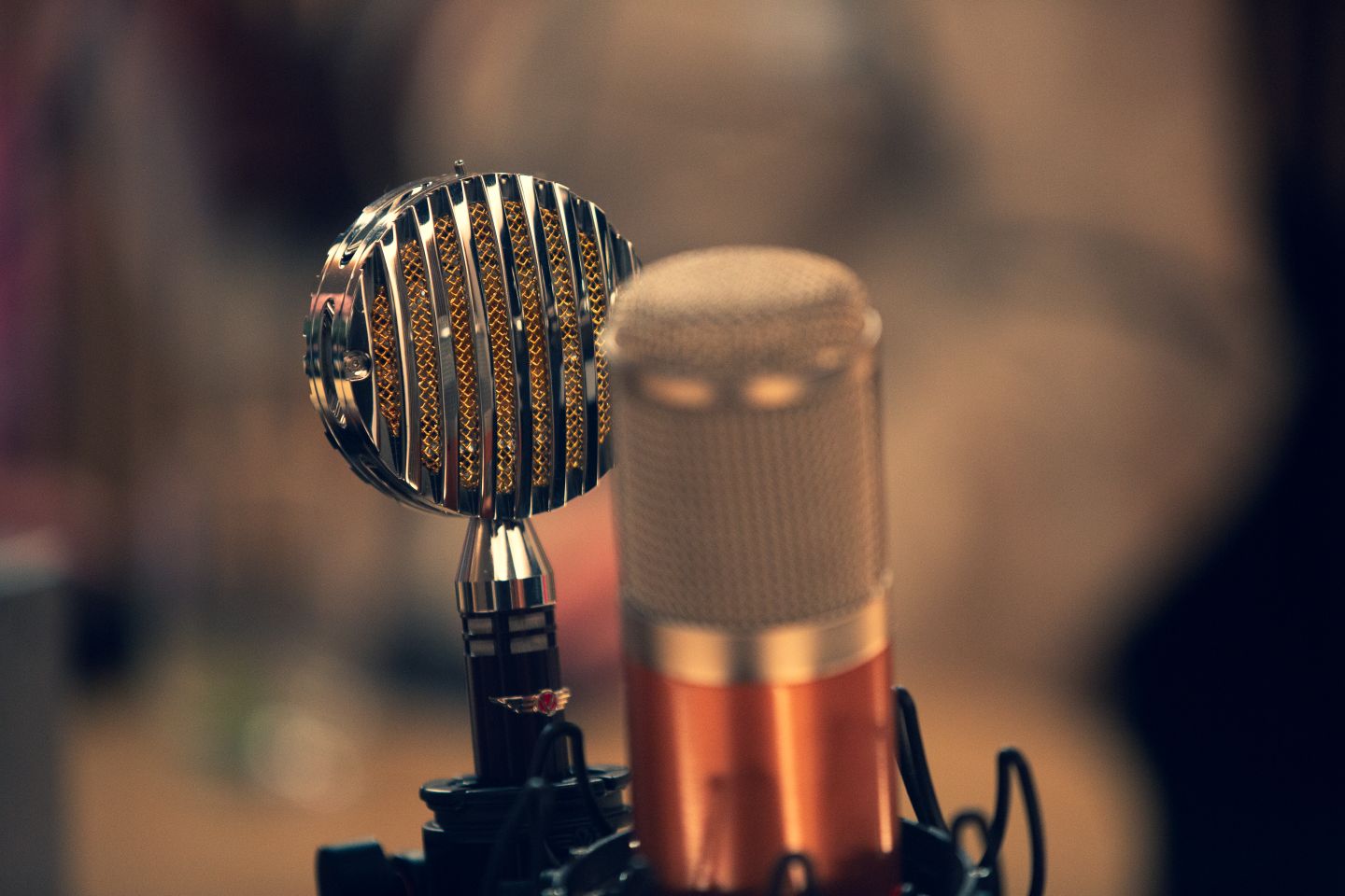 Des microphones dans un studio d’enregistrement