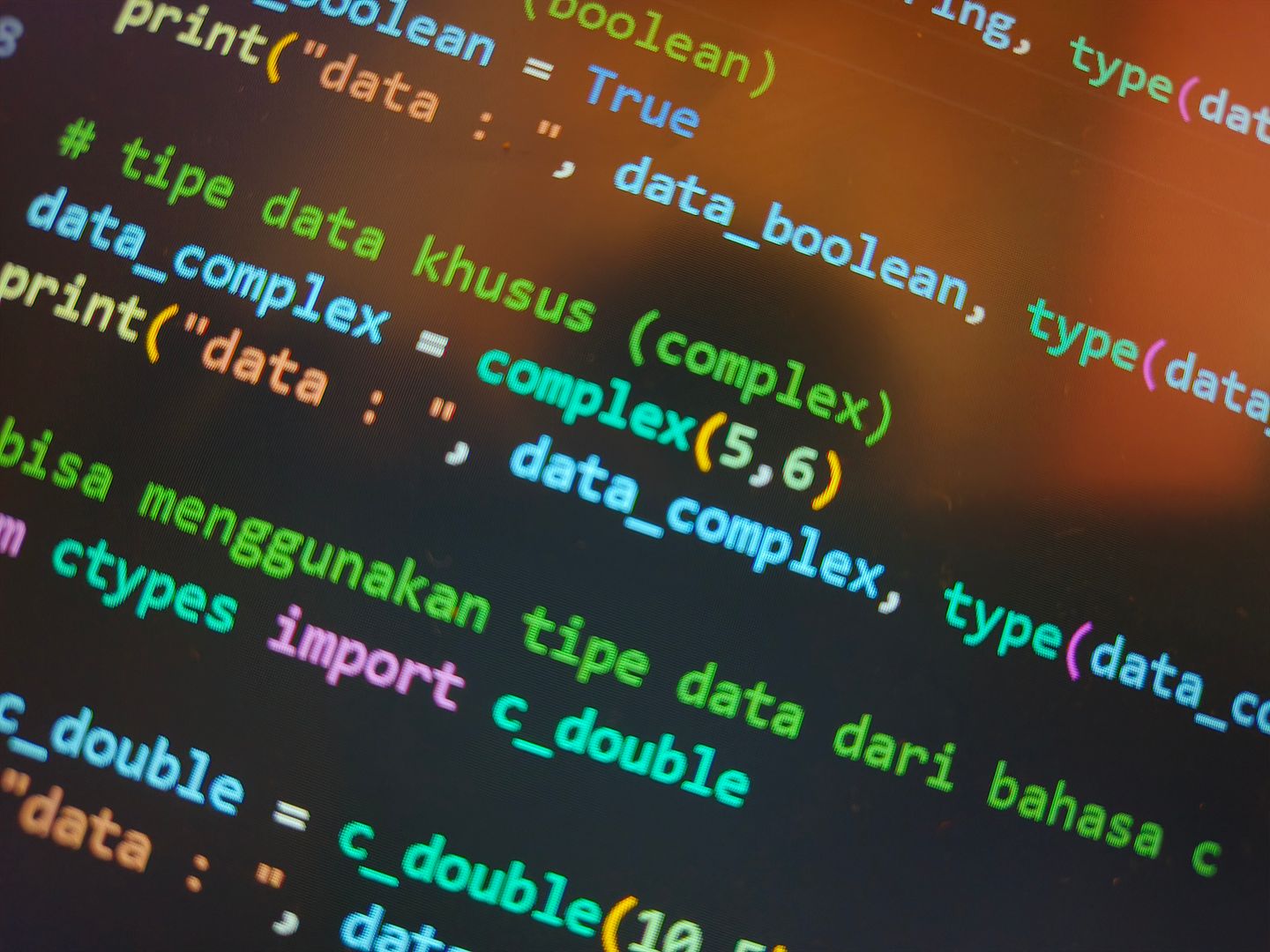 Écran d’ordinateur affichant du code, illustration de la programmation assistée