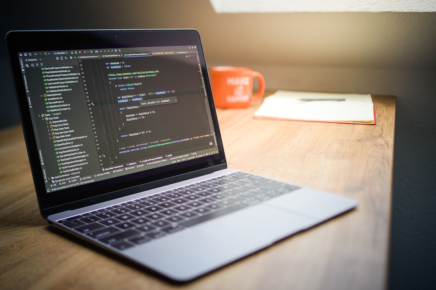 Un ordinateur portable affichant du code dans un espace de travail