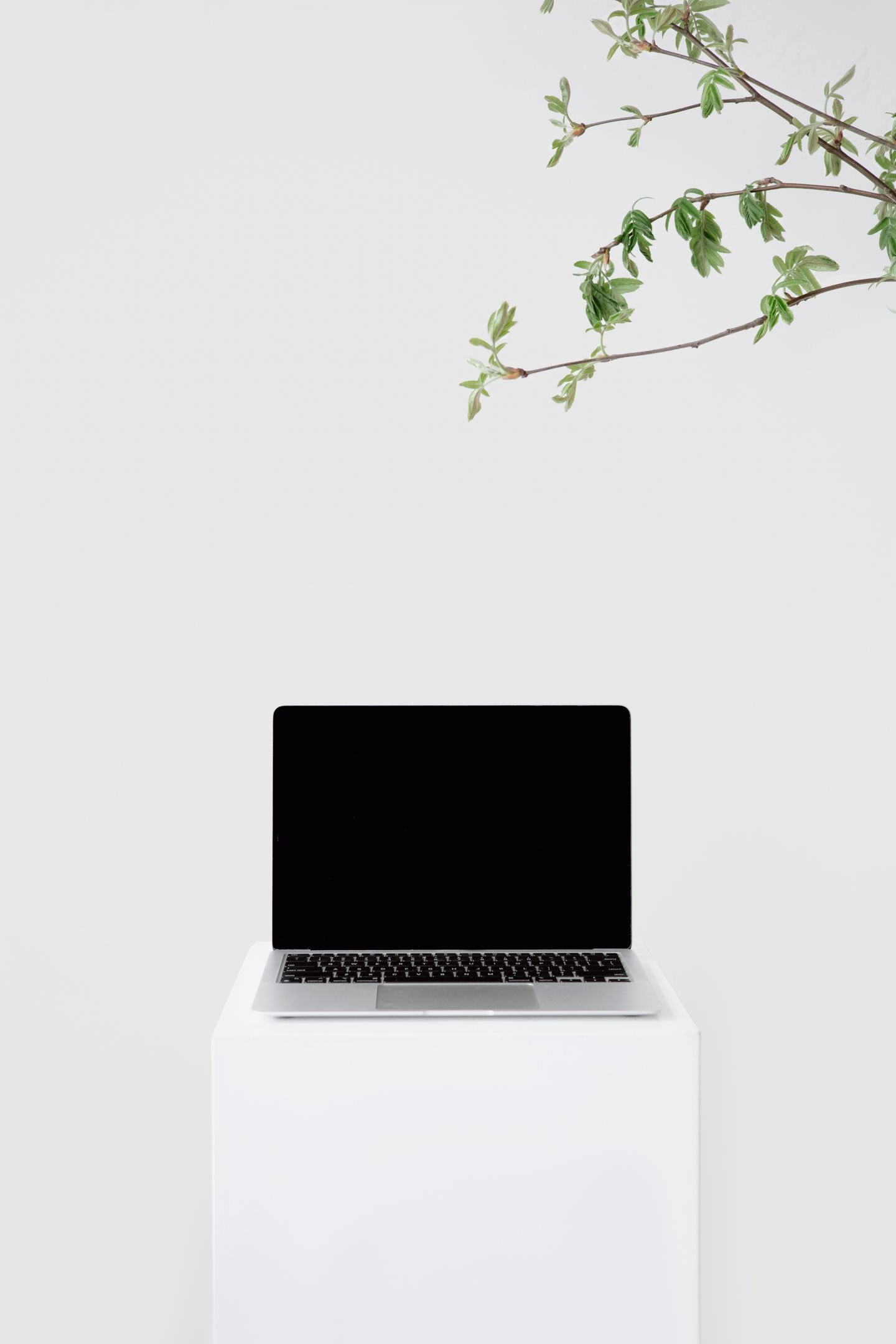 Ordinateur portable Apple sur un bureau blanc, illustration générique du travail sur Mac
